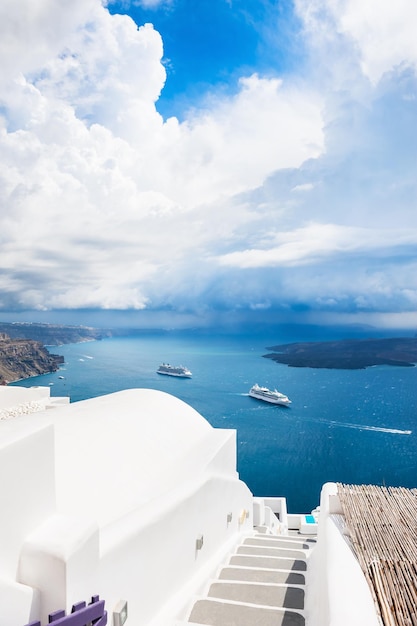 Arquitetura branca na ilha de santorini, grécia. bela paisagem com vista para o mar.