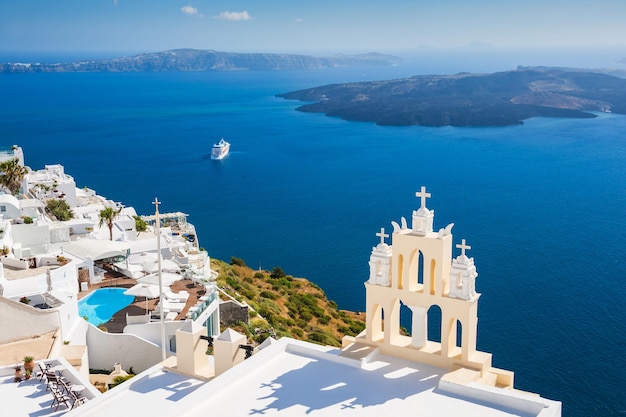 Arquitetura branca na ilha de santorini, grécia. bela paisagem com vista para o mar.