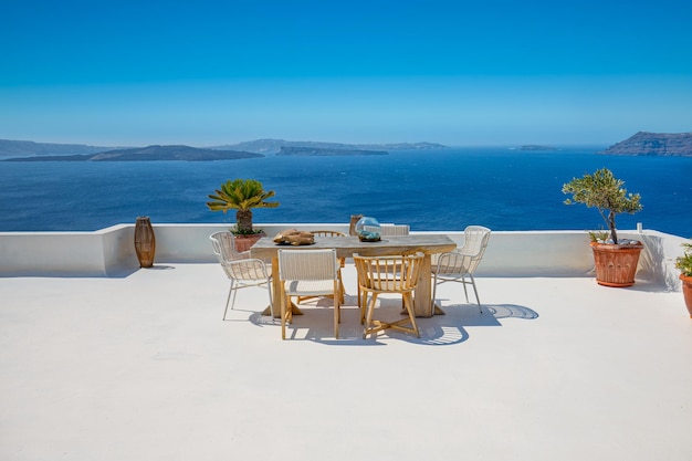 Arquitetura branca na ilha de Santorini, Grécia. Bela paisagem com vista para o mar