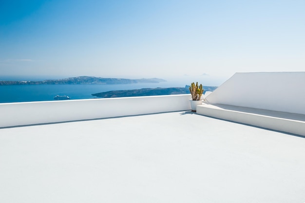 Arquitetura branca na ilha de Santorini, Grécia. Bela paisagem de verão com vista para o mar