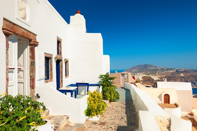 Arquitetura branca na ilha de Santorini, Grécia. Bela paisagem de verão. Destino de viagem famoso