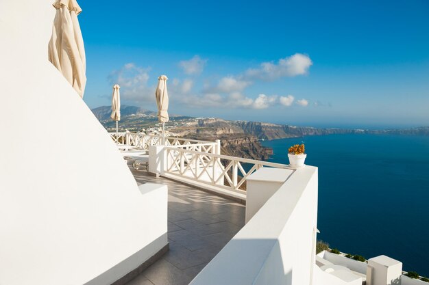 Arquitetura branca na ilha de Santorini, Grécia. Bela paisagem de verão, vista para o mar.