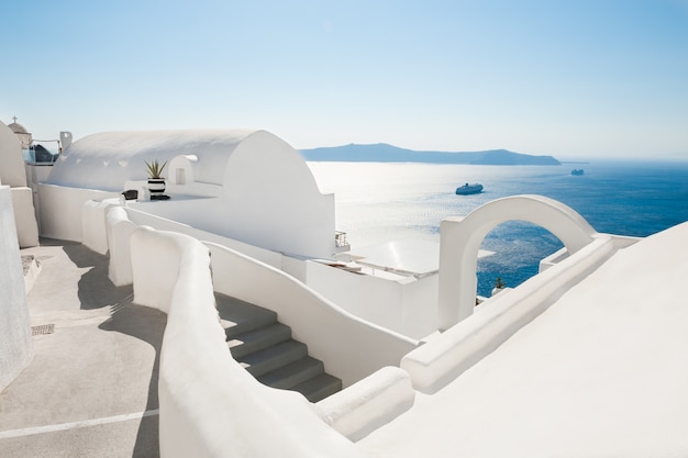 Arquitetura branca na ilha de Santorini, Grécia. Bela paisagem de verão, vista para o mar.