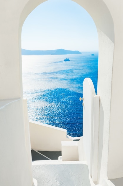 Arquitetura branca na ilha de santorini, grécia. bela paisagem de verão, vista para o mar.