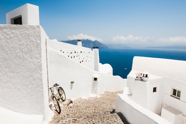 Arquitetura branca na ilha de santorini, grécia. escadas para o mar. conceito de destinos de viagens