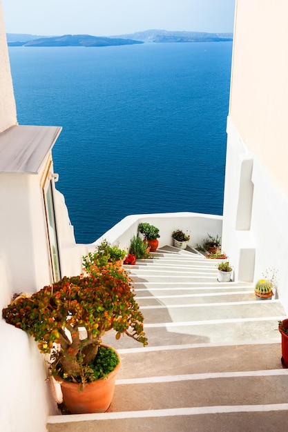 Arquitetura branca na ilha de Santorini, Grécia Escadas para o mar