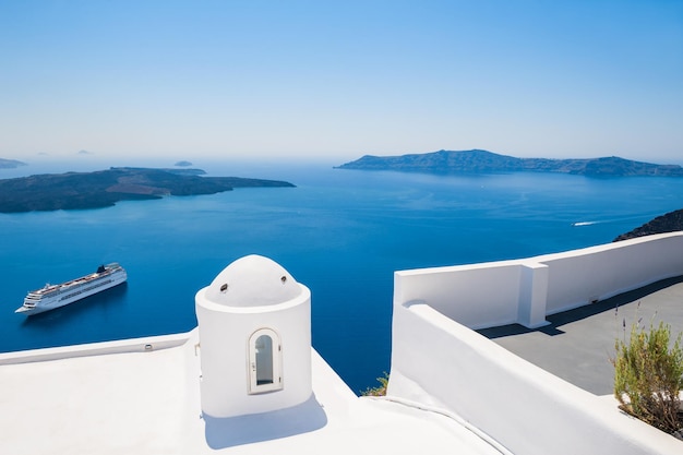 Arquitetura branca na ilha de santorini, grécia. linda paisagem com vista para o mar