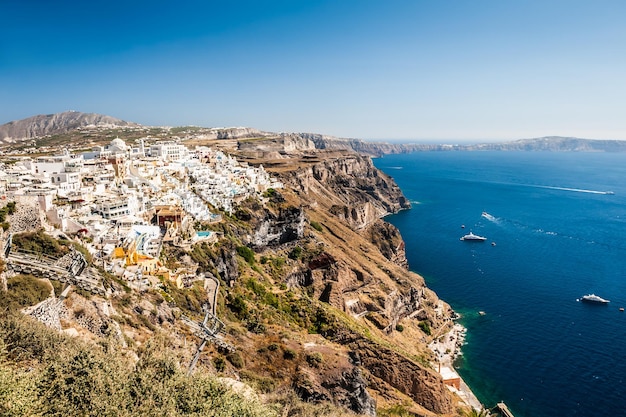 Arquitetura branca na ilha de Santorini, Grécia. Linda paisagem com vista para o mar