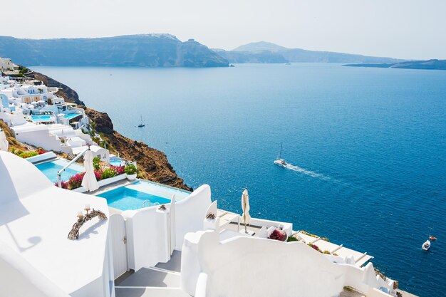 Arquitetura branca na ilha de Santorini, Grécia. Linda paisagem com vista para o mar