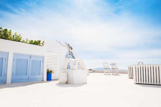 Arquitetura branca na ilha de Santorini, Grécia. Linda paisagem de verão