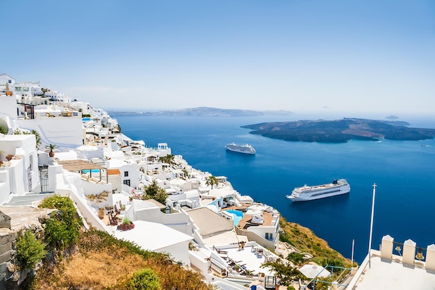 Arquitetura branca na ilha de santorini, grécia. linda vista para o mar