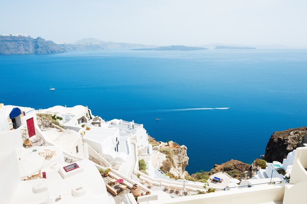 Arquitetura branca na ilha de Santorini, Grécia. Paisagem de verão, vista para o mar