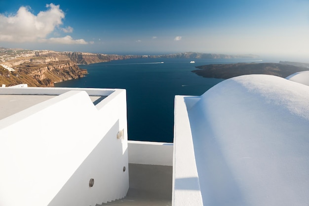 Arquitetura branca na ilha de Santorini, Grécia. Paisagem de verão, vista para o mar