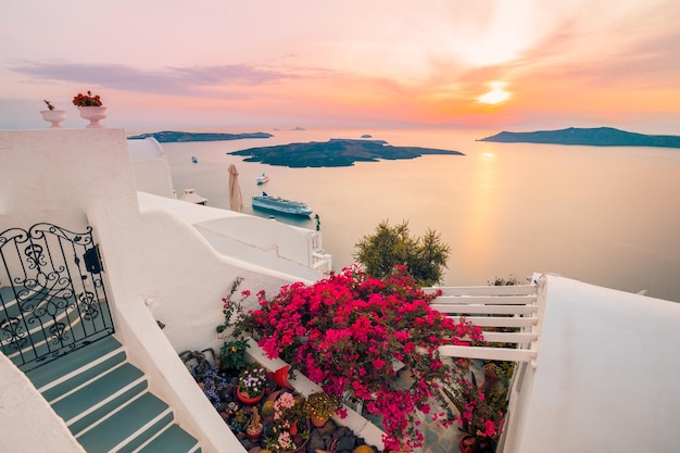 Arquitetura branca viajar ilha de Santorini, Grécia. Linda paisagem de verão, céu pôr do sol com vista para o mar