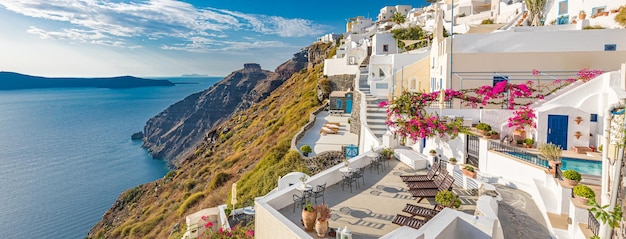 Arquitetura branca viajar ilha de Santorini, Grécia. Linda paisagem de verão, céu pôr do sol com vista para o mar