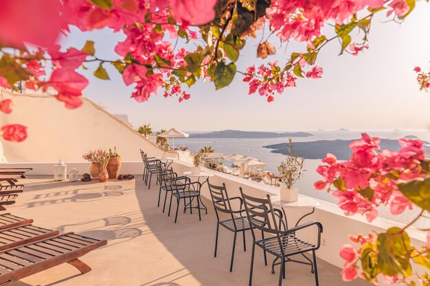 Arquitetura branca viajar ilha de Santorini, Grécia. Linda paisagem de verão, céu pôr do sol com vista para o mar