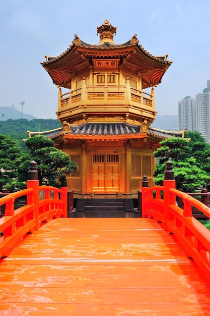 Arquitetura chinesa de estilo pagode no jardim em hong kong.