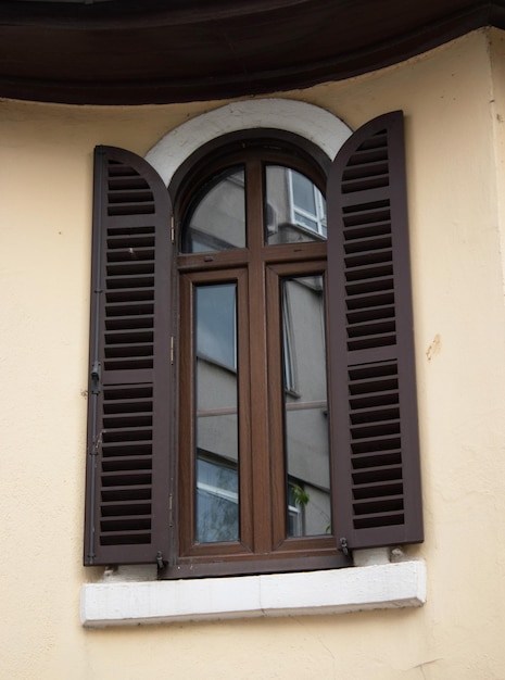 Foto arquitetura clássica com janelas de madeira retrátiles