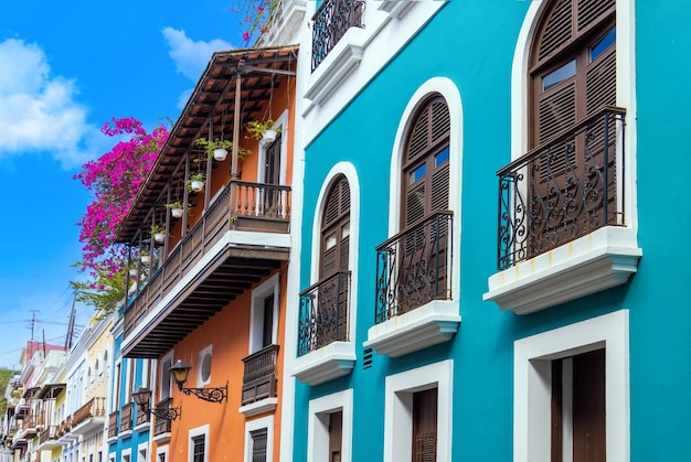 Arquitetura colonial colorida de Porto Rico no centro histórico da cidade