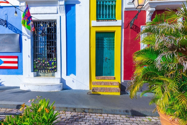 Arquitetura colonial colorida de Porto Rico no centro histórico da cidade