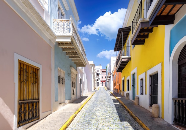 Arquitetura colonial colorida de Porto Rico no centro histórico da cidade