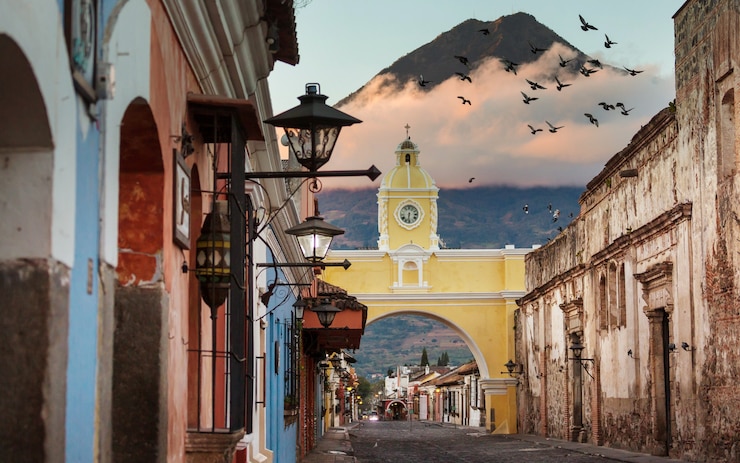 Foto arquitetura colonial na antiga cidade de antigua guatemala, américa central, guatemala