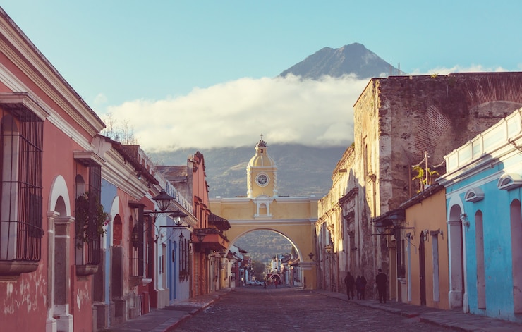 Foto arquitetura colonial na antiga cidade de antigua guatemala, américa central, guatemala