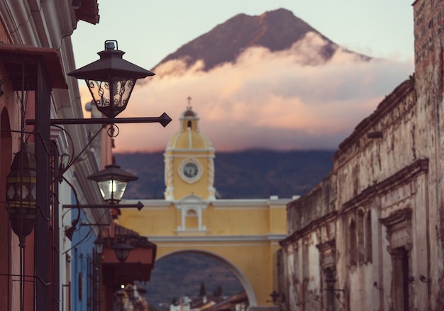 Arquitetura colonial na antiga cidade de Antigua Guatemala, América Central, Guatemala