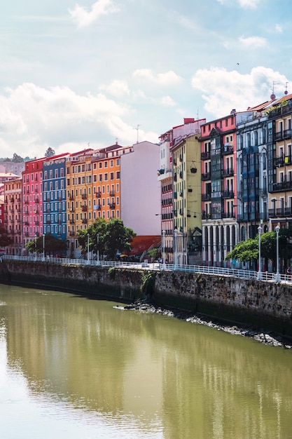 Arquitetura colorida e o rio Nervion na cidade de Bilbao