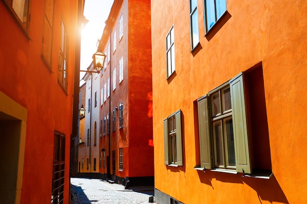 Arquitetura colorida na cidade velha de estocolmo, suécia. destino de viagem famoso