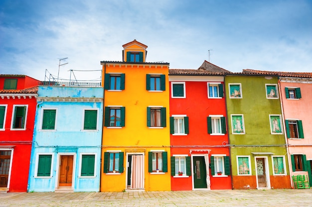 Arquitetura colorida na ilha de burano, veneza, itália. destino de viagem famoso.