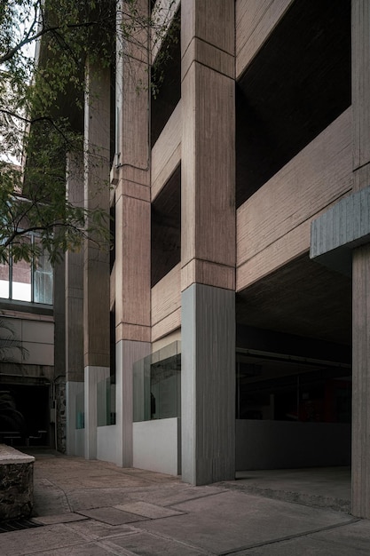 Arquitetura concreta moderna cimento que constrói escadas brutalistas de uma instituição ou escola