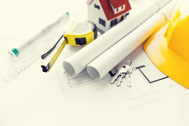 arquitetura, construção, construção, imobiliário e conceito de casa - close-up do projeto arquitetônico com ferramentas e chaves de casa