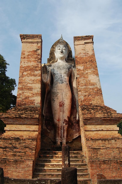 Arquitetura da antiguidade antiga e construção de ruínas antigas para viajantes tailandeses visitam respeito rezando no Parque Histórico Si Satchanalai e Patrimônio Mundial da Unesco em Sukhothai Tailândia