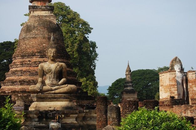 Arquitetura da antiguidade antiga e construção de ruínas antigas para viajantes tailandeses visitam respeito rezando no Parque Histórico Si Satchanalai e Patrimônio Mundial da Unesco em Sukhothai Tailândia