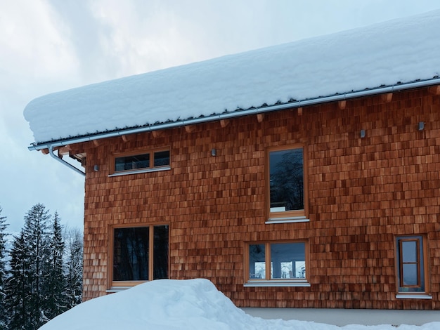 Arquitetura da casa com paisagem de inverno de neve na aldeia de Bad Goisern perto de Hallstatt, na Alta Áustria. Imóveis de moradia e edifício residencial.