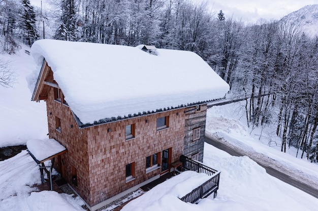 Arquitetura da casa com paisagem de inverno nevado na aldeia de Bad Goisern perto de Hallstatt, Alta Áustria. Imóveis de moradia e edifício residencial.