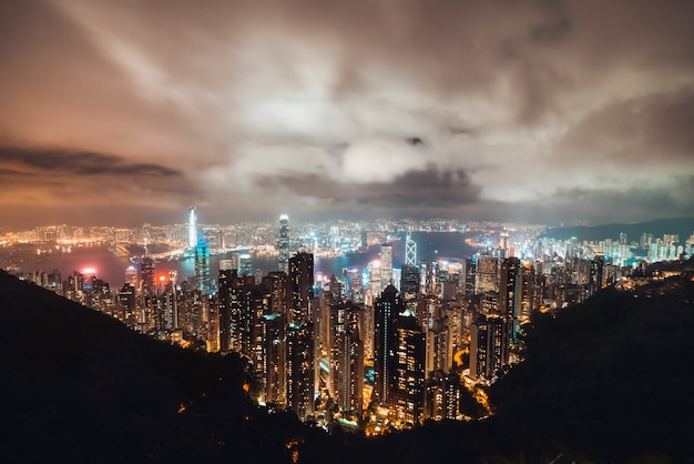 Arquitetura da cidade bonita da ilha de hong kong, visão aérea noturna.