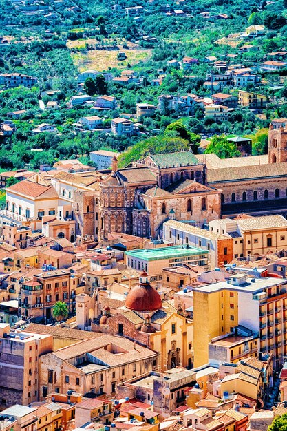 Arquitetura da cidade com a Catedral de Monreale, ilha da Sicília, Itália
