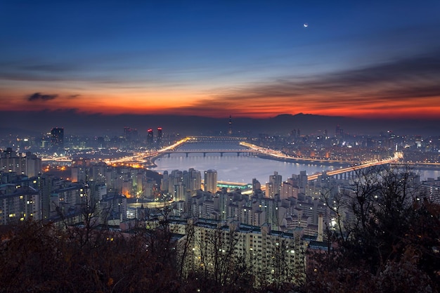 Arquitetura da cidade da ponte de Hangang da noite na Coreia