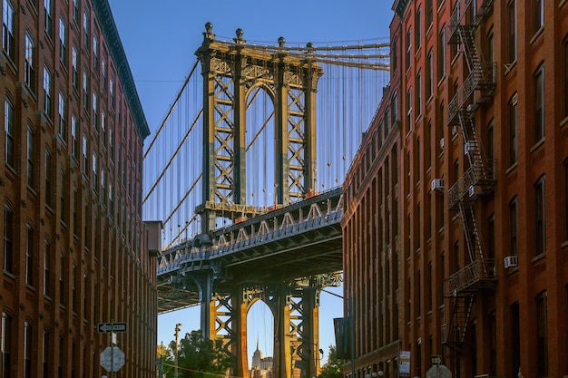 Arquitetura da cidade da ponte de Manhattan da cidade de Nova York nos Estados Unidos da América ao nascer do sol
