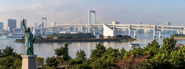 Arquitetura da cidade da skyline de tokyo em odaiba com ponte do arco-íris e torre de tokyo.