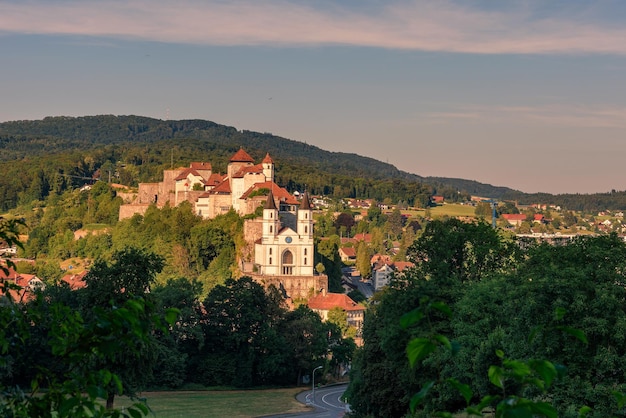 Foto arquitetura da cidade de aarburg e o castelo medieval de aarburg na suíça