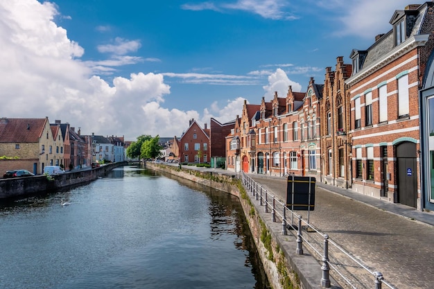 Arquitetura da cidade de Bruges Bruges com canal da água