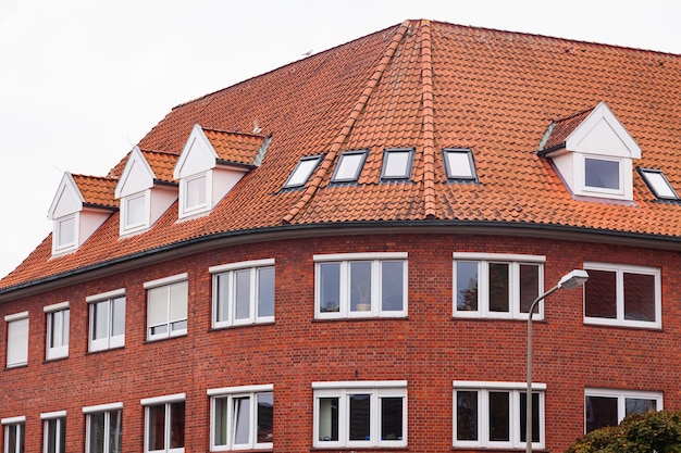 Arquitetura da cidade de Cuxhaven, Alemanha, casas europeias com azulejos vermelhos