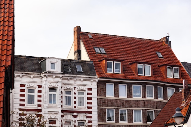Arquitetura da cidade de Cuxhaven, Alemanha, casas europeias com azulejos vermelhos
