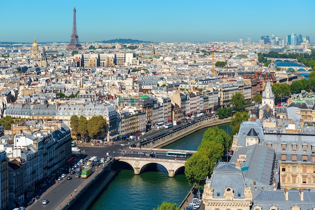 Arquitetura da cidade de Paris e marcos no dia de verão, França