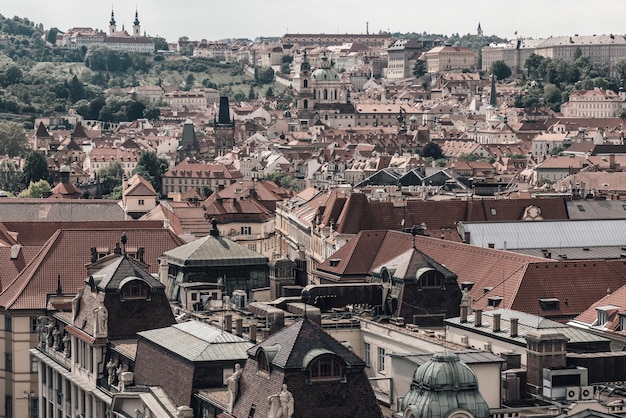 Arquitetura da cidade de Praga como visto do The Old Town Hall Praga República Checa