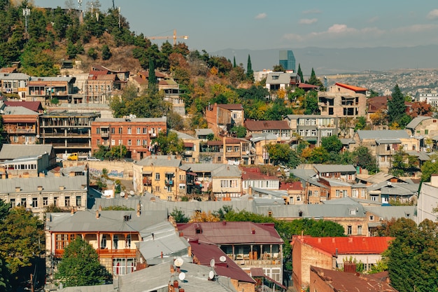 Arquitetura da cidade do monte velho da cidade na cidade de tbilisi, geórgia.