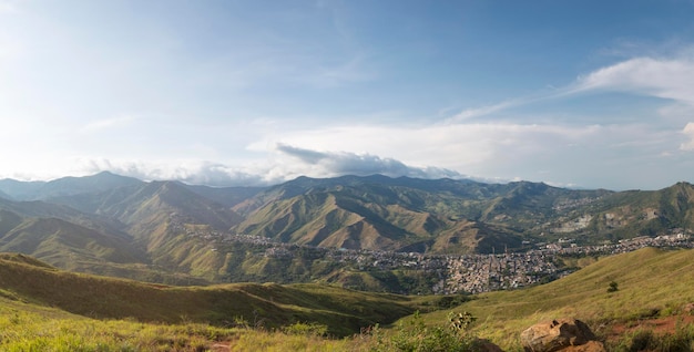 Arquitetura da cidade do panorama da luz do dia de Cali Colômbia